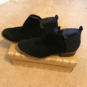 Black suede Ankle booties